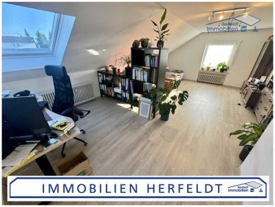 Zukunftssichere Kapitalanlage: 2-Zimmer-Dachgeschosswohnung mit Gemeinschaftsgarten und Garage