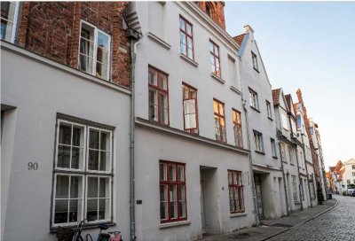 Zeitlose Eleganz trifft auf modernen Luxus -exklusiv sanierte Altbauwohnung in der Lübecker Altstadt