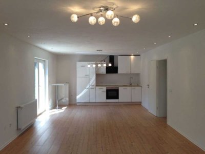 Schöne 5-Zimmer-Wohnung mit Balkon und Einbauküche zu vermieten