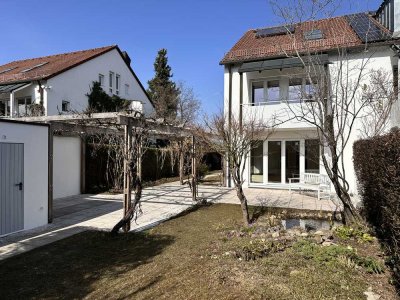 Traumhafte DHH mit individuellem Garten und kleinem Pool in Obermenzing