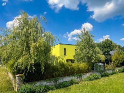 Modernes Haus mit Naturpool