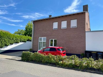 5-Zi.Wohnung,155m2, Zentral, renoviert 125€ Hausgeld