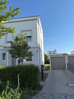 Exklusive Doppelhaushälfte mit großzügiger Dachterrasse und traumhaftem Garten