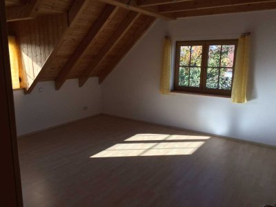 Neuwertige Dachgeschosswohnung mit zweieinhalb Zimmern und EBK in Allersberg