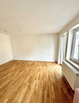 Vollständig renovierte 1-Raum-Wohnung mit Balkon in München