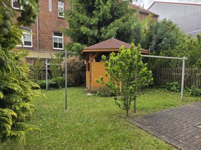 In verkehrsberuhigter Innenstadtlage - große Altbauwohnung mit Balkon und Garten