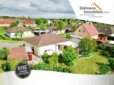 Ihr neues Zuhause! Ca. 105m² großer Bungalow mit Garage, Carport & 1.019m² Grd. am Rand Poppendorfs!