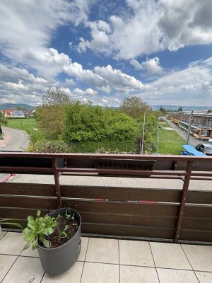 Helle, großzügige 3-Zimmer-Dachgeschosswohnung mit Balkon und Einbauküche in Edingen-Neckarhausen