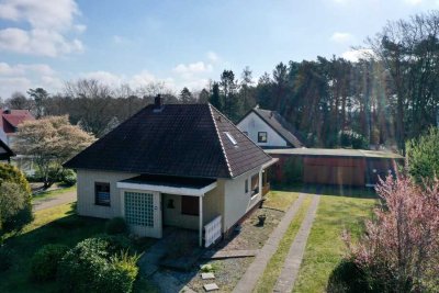 Zwei Einfamilienhäuser mit Nebengebäude auf 2.569 m² Grundstück in Eversen