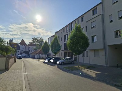 Traumhafte 2-Zimmer-Wohnung mit kleinem Garten inmitten der Altstadt, neuwertig, EBK, Tiefgarage