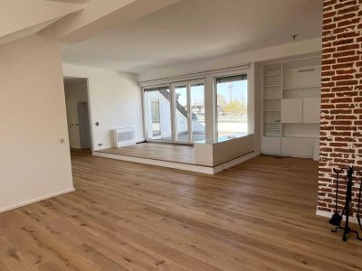 Klimatisierte Dachgeschosswohnung in kleiner Einheit / Ruhige Lage / Neue Parkettböden