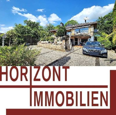 = H  = FREISTEHENDES EINFAMILIENHAUS MIT ZWEI GARAGEN, TERRASSEN UND TRAUMHAFTEN WEITBLICK! = H =