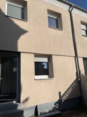 Schönes Reihenmittelhaus mit hellem Dachstudio / 4 ZKB, Terrasse und Garten