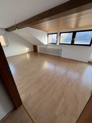 Renovierte Dachgeschoss-Wohnung in Salach mit Dachterrasse