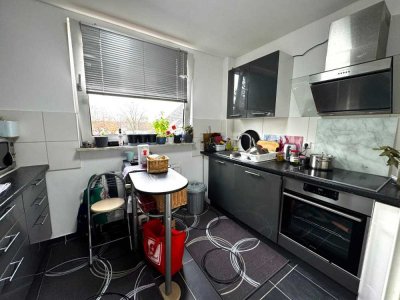 Große 3,5-Zimmer-Dachgeschosswohnung mit Stellplatz & Einbauküche - ideal für Familien & Paare