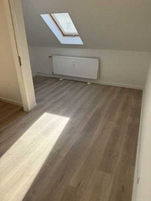 Frisch sanierte 2 Zimmerwohnung im Dachgeschoss
