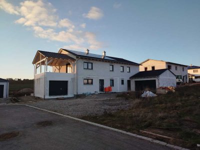 Flexibles Wohnkonzept zum Aus-und Fertigbauen – ZFH mit 3 Garagen, ca. 850m² südl.v.Rain!