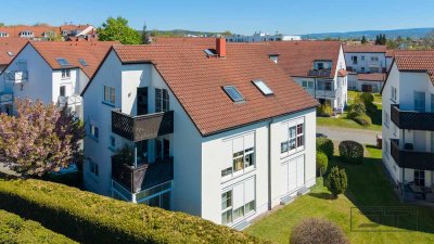 Back to the 90s: Frische 1,5-Zimmer-DG-Wohnung mit Sonnenbalkon & TG-Platz am Roten Hügel!