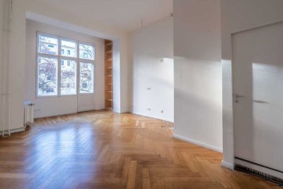 Bezugsfreie und Helle Wohnung nahe Hohenzollerndamm mit 3,5m Deckenhöhe und französischem Balkon