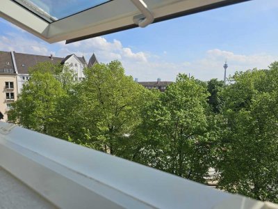 Stilvolle 1-Zimmer-Dachgeschosswohnung mit gehobener Innenausstattung im Zentrum von Oberkassel