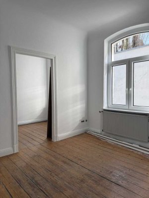 KLEINES NEST MIT 2 ZIMMERN UND KÜCHE- ALTBAU - HOHE DECKEN UND DIELENBODEN