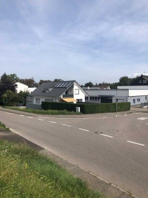 Attraktives und saniertes 7-Zimmer-Einfamilienhaus in Offenburg und Gewerbehalle zu verkau