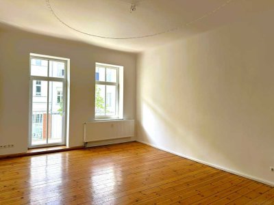 Provisionsfrei: Altbau-Beletage mit Stuck, Dielen, 2 Balkonen & grünem Hofblick.