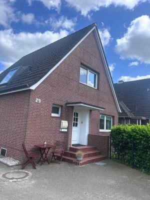 Einfamilienhaus in Feldrandlage mit schönem Garten, Wintergarten und Garage