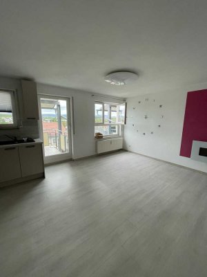 Neuwertige 2-Raum-Wohnung mit Balkon und Einbauküche in Göppingen / Garagenstellplatz