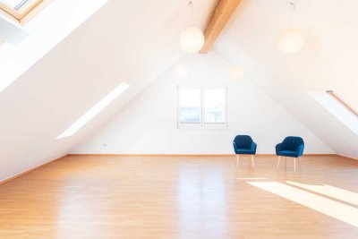 Davenstedt: Einzigartige Maisonettewohnung mit großem Atelier, Balkon, zwei Bädern und Garage.