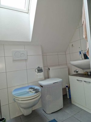 Geschmackvolle DG-Wohnung mit zwei Räumen und Einbauküche in Regensburg
