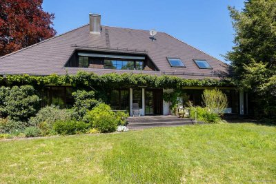 Vor den Toren Münchens: Romantische Walmdachvilla mit Einliegerwohnung, Parkgarten & Waldstück.
