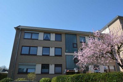 Helle 3,5-Zimmer-Wohnung 
mit großer Loggia und 2 Stellplätzen