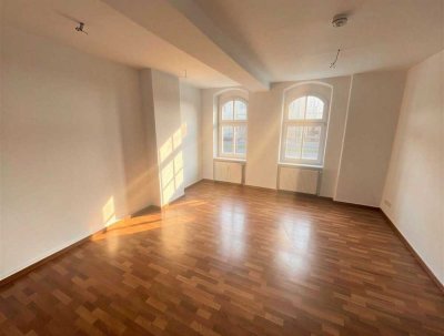 Erstbezug nach Innenmodern. - Vermietete 2,5-Zi.-Altbauwohnung mit großem Balkon zum ruhigen Garten