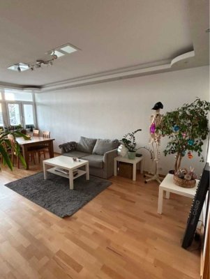 Schöne 5-Zimmer-Wohnung mit Balkon, WG-geeignet
