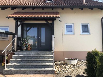 Schöne, ruhige, 3 1/2 Zimmer Dachgeschoss Wohnung, Carport, Keller- und Gartenmitbenutzung