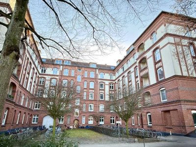 Gut geschnittene 2-Zimmer-Altbauwohnung mit Wohnküche in Barmbek-Süd