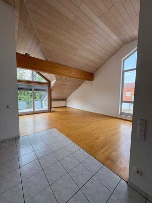 Schöne 3 -Zimmer DG-Wohnung mit großem Balkon