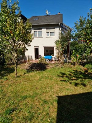 Reihenendhaus mit  Garten und Garage in 63303 Dreieich-Dreieichenhain