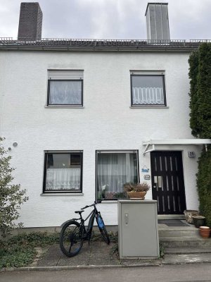 Top modernisiertes Reihenhaus sucht nach Familie, die ein neues Zuhause zum Wohlfühlen sucht