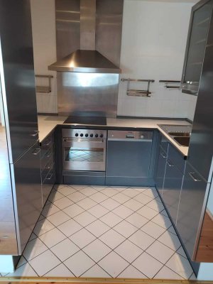 Geschmackvolle, gepflegte 2-Zimmer-Dachgeschosswohnung mit geh. Innenausstattung, Balkon und EBK