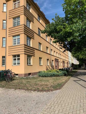 Schöne 2-Zimmerwohnung im Altbau, Küche und Bad mit Fenster, Wanne