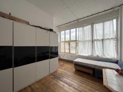 Entwicklungsfähige Loft-/Handwerker-Wohnung mit anliegendem Atelier/Lager in Köln-Deutz