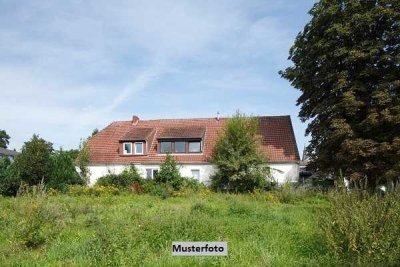 Ehemalige Hofstelle mit Wohnhaus und Nebengebäuden