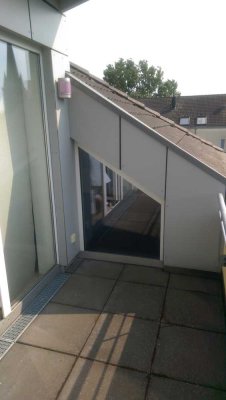 Exklusive, gepflegte 2-Zimmer-Dachgeschosswohnung mit EBK in Düsseldorf