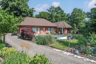 Walmdach-Bungalow mit Pool & Gartenparadies – Ihr Rückzugsort in Oeversee