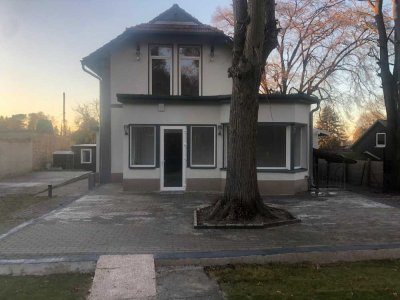 Firmensitz mit 1.300 m² Grundstück + Hof + viele Stellplätze + Büro + Wohnung