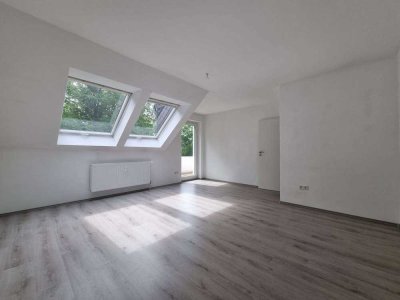 Einzugsbereit! Vollständig renovierte 2-Zimmer-Dachgeschosswohnung mit Balkon in grüner Wohnlage