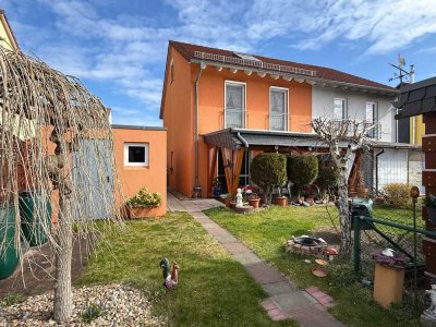 Schöne Doppelhaushälfte mit 5 Zimmern, Werkstatt und Doppelcarport in Toplage