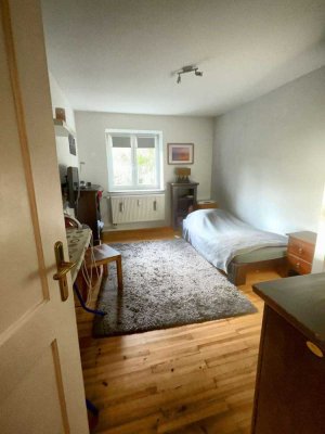 Toplage! Tolles möbliertes WG-Zimmer in schöner Altbauwhg. mit Wohnküche und Balkon